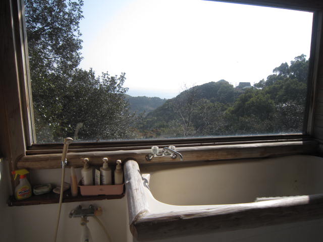 浴室の窓はロケーションを楽しめるようにFIXの大きな窓を付けたようです。。