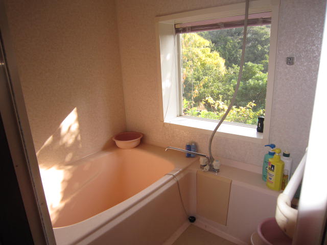 お風呂の窓はFIXなので湯船に浸かりながら景色をy楽しめます。