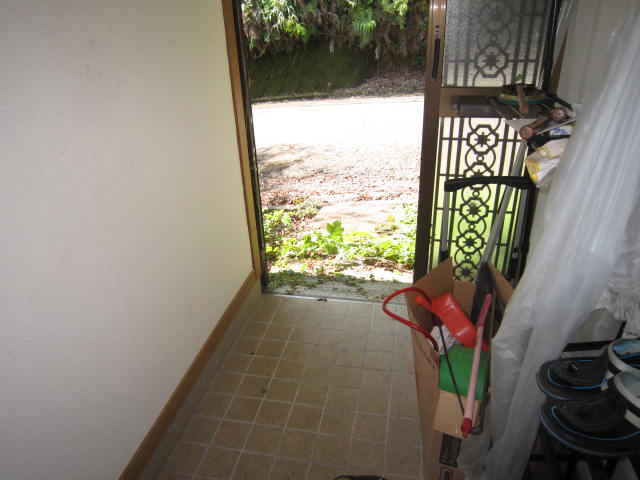 玄関を室内から撮影しました。