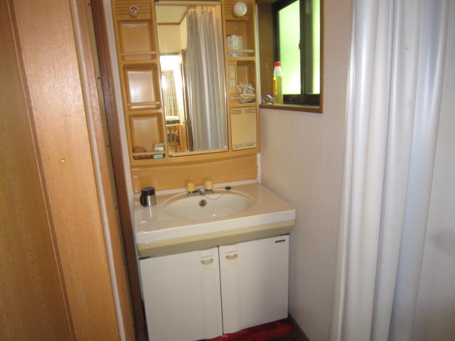 脱衣場です、洗面台も綺麗です。