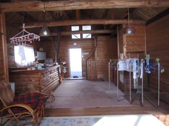 リビングから玄関に向かって撮影しました。