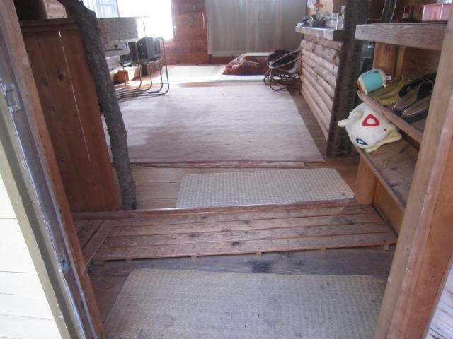 玄関からいきなり28帖のリビングルームです。