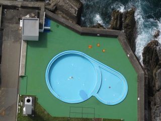 夏場には此の円形プールで賑います。