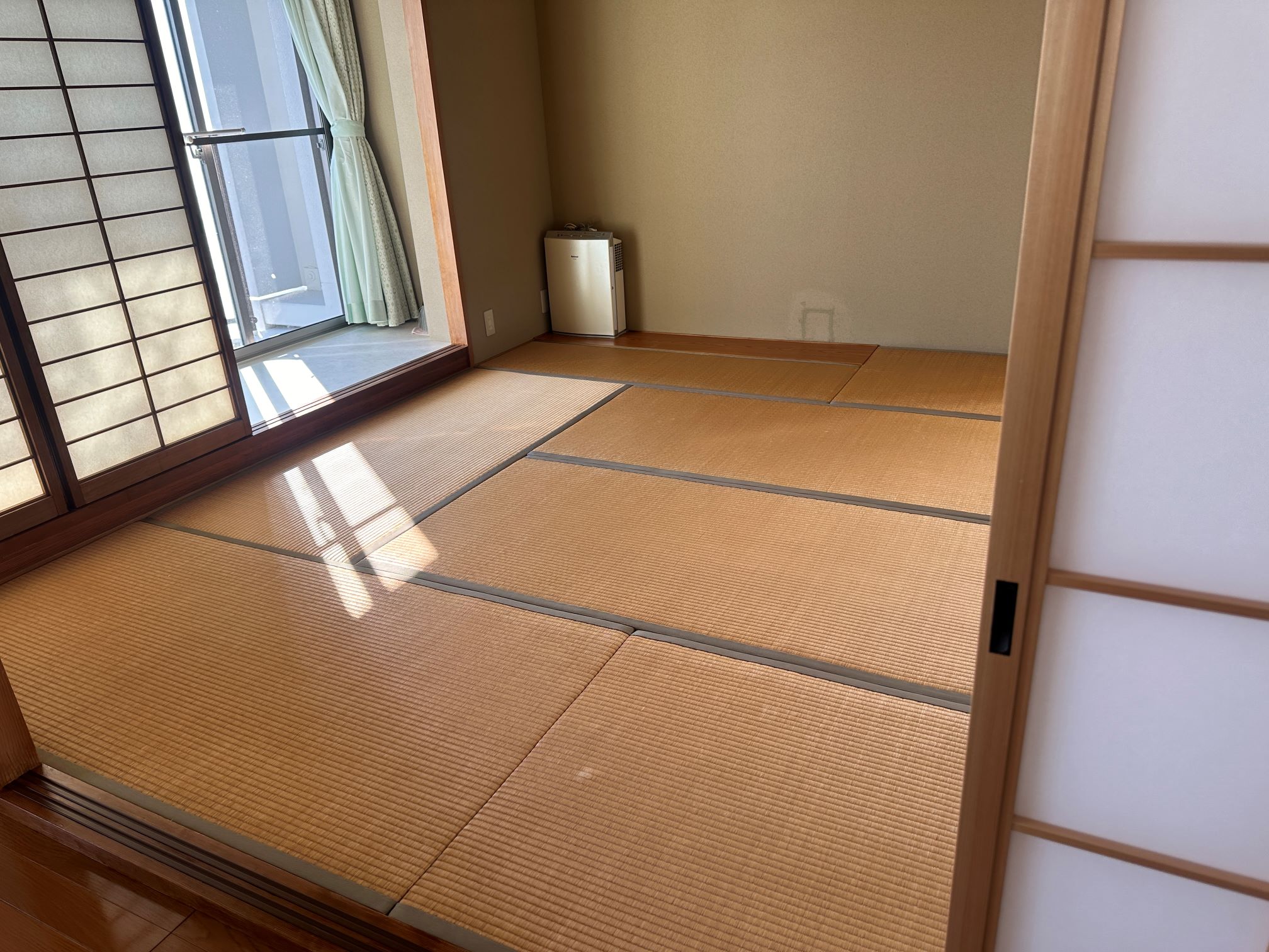 どのお部屋も家財道具は少なく其の儘利用できそうです。