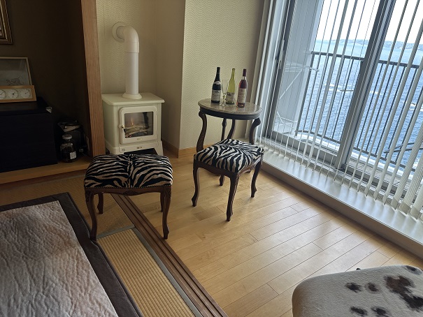 リビングの壁はピーズ入りの外国製のクロスです。