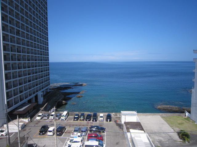 海に突き出して建てています。