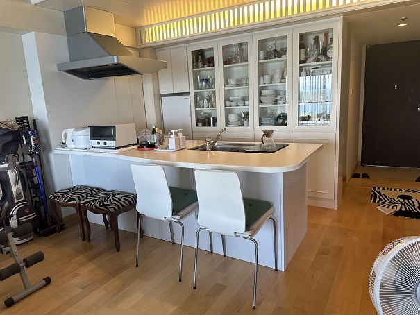 アイランドキッチンも食器棚も外国製です。