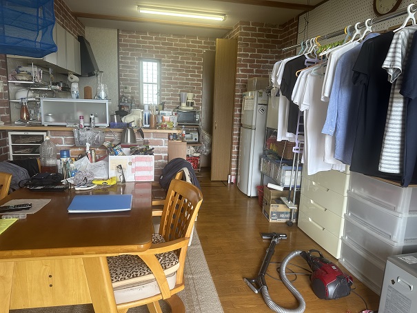 １階リビングルームです、残置物は有りますが綺麗です。