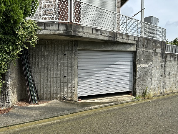 シャッターの中は物入と駐車場です。