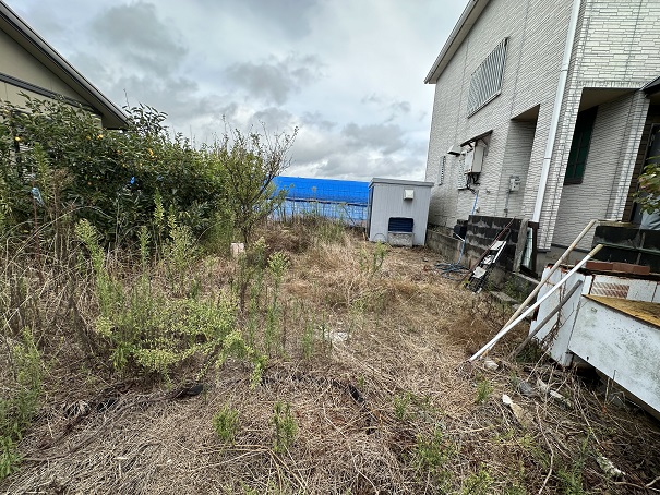 菜園畑の土を取り除けば数台止められます。