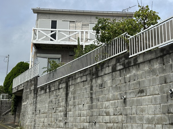 建物は道路から高くなってます。