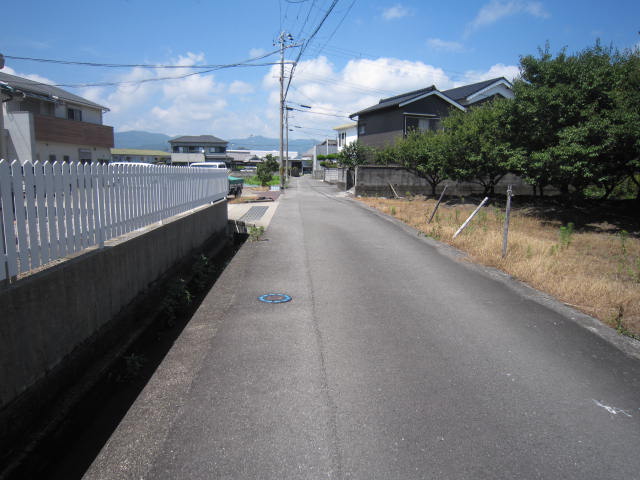 道路は幅員４ｍで２６ｍ接道しています。
