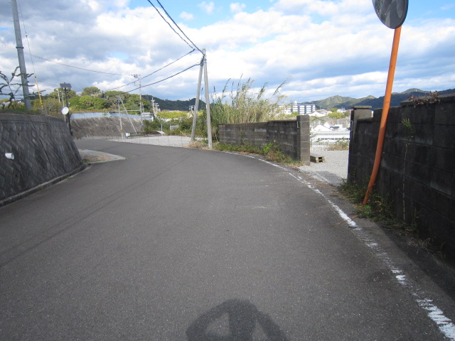 前面道路を東側から西に向かって撮影しました。
