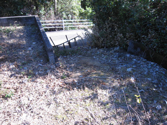 道路から上がる通路はもう少し広げた方が上がりやすそうです。