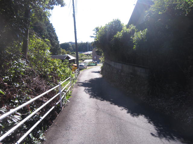 物件の奥に何軒か建物が建っています。