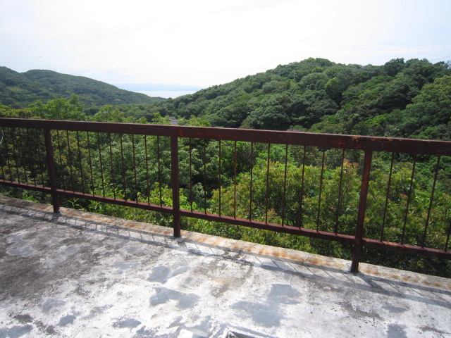 ３方鉄骨製の手摺は錆は有りますが腐食はしていません。