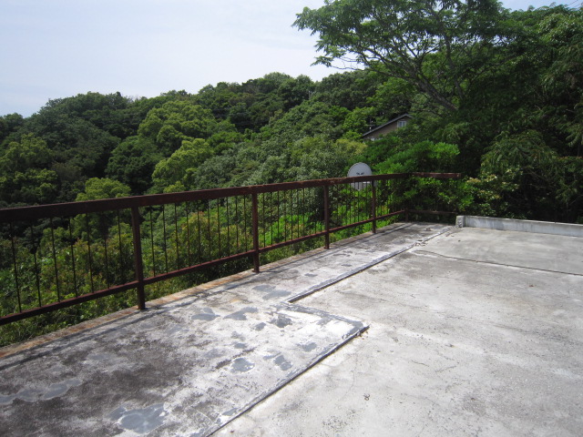 緑濃い山々に囲まれています。