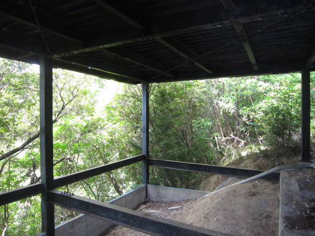 ステージ下部の鉄骨柱も頑丈です。