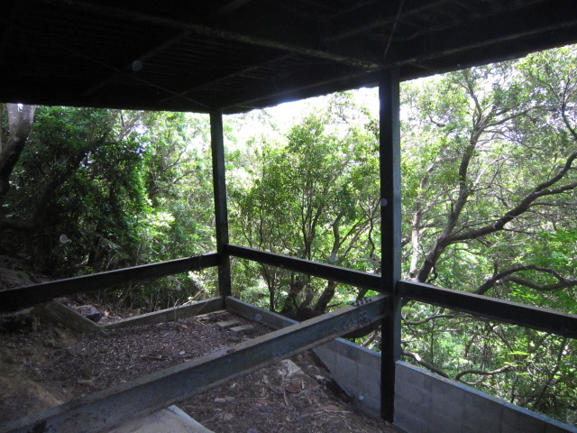 下部の鉄骨は再塗装が必要です。