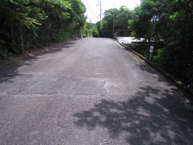 北側に幅員5m幅の公道に１１ｍ接道しています。