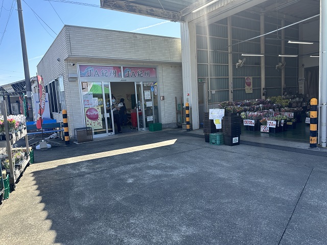お隣のJAフレッシュマートです連日賑わってます。
