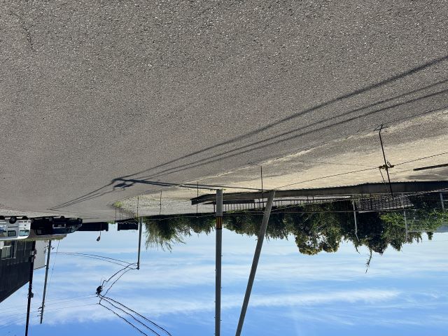 国道沿いのコンクリート舗装の所は駐車に。