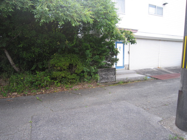 屋敷は公道に１２ｍ接道しています。