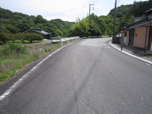 ぽつぽつと建物が増えてきています。