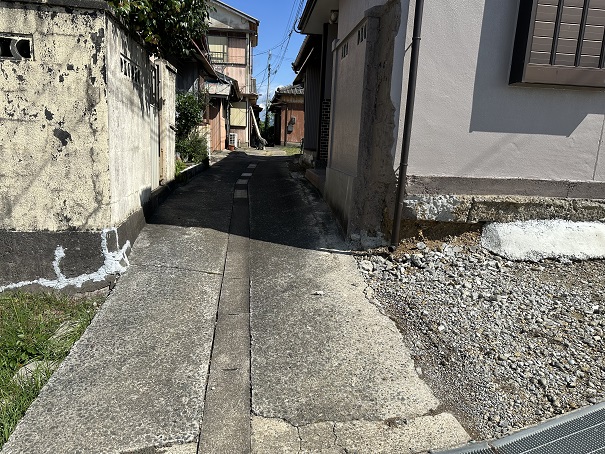 此の道路の先に物件が有ります。