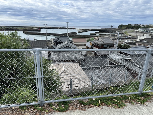 物件近くの道路から南に向かって撮りました。